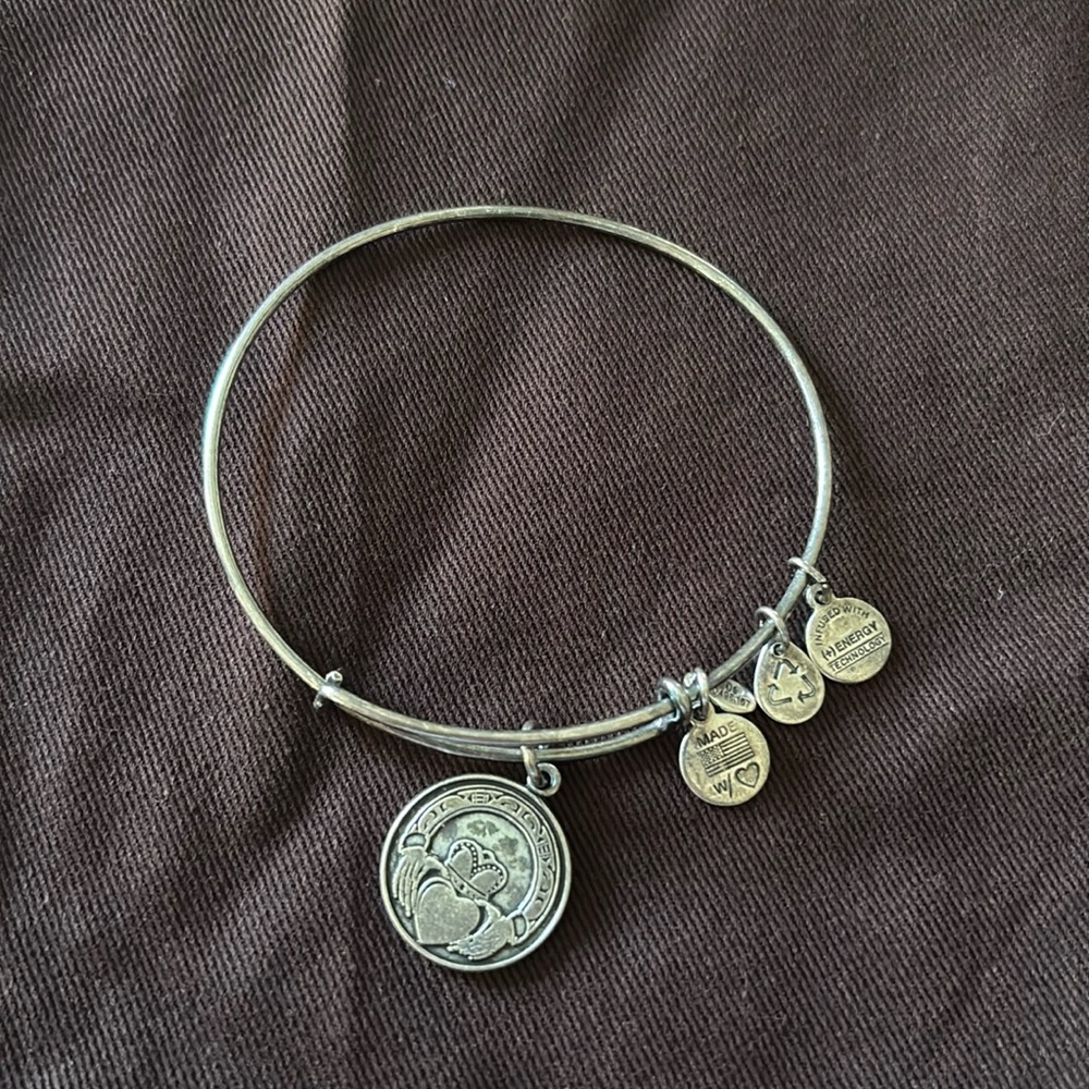 Alex and Ani claddagh bangle bracelet